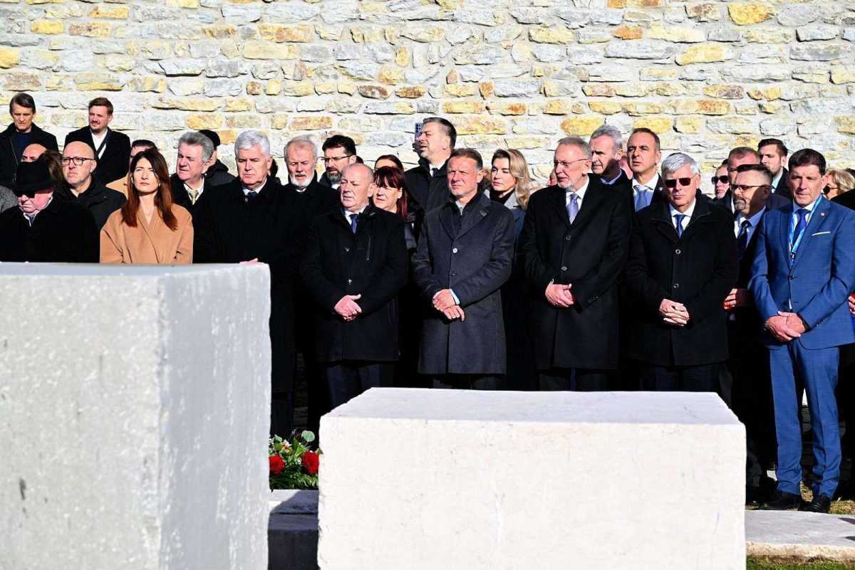ČOVIĆ I FILIPOVIĆ ODALI POČAST NA OLTARU DOMOVINE: Obilježena 26. godišnjica smrti predsjednika Franje Tuđmana Obilježena 26. godišnjica smrti predsjednika Franje Tuđmana / Foto: HNS