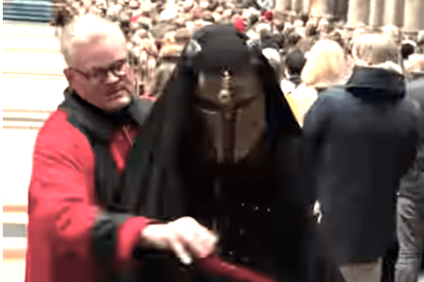 NEOBIČNA SCENA U KATEDRALI U KÖLNU: Vjernici su bili u šoku, redari reagirali brzo NEOBIČNA SCENA U KATEDRALI U KÖLNU: Vjernici su bili u šoku, redari reagirali brzo
