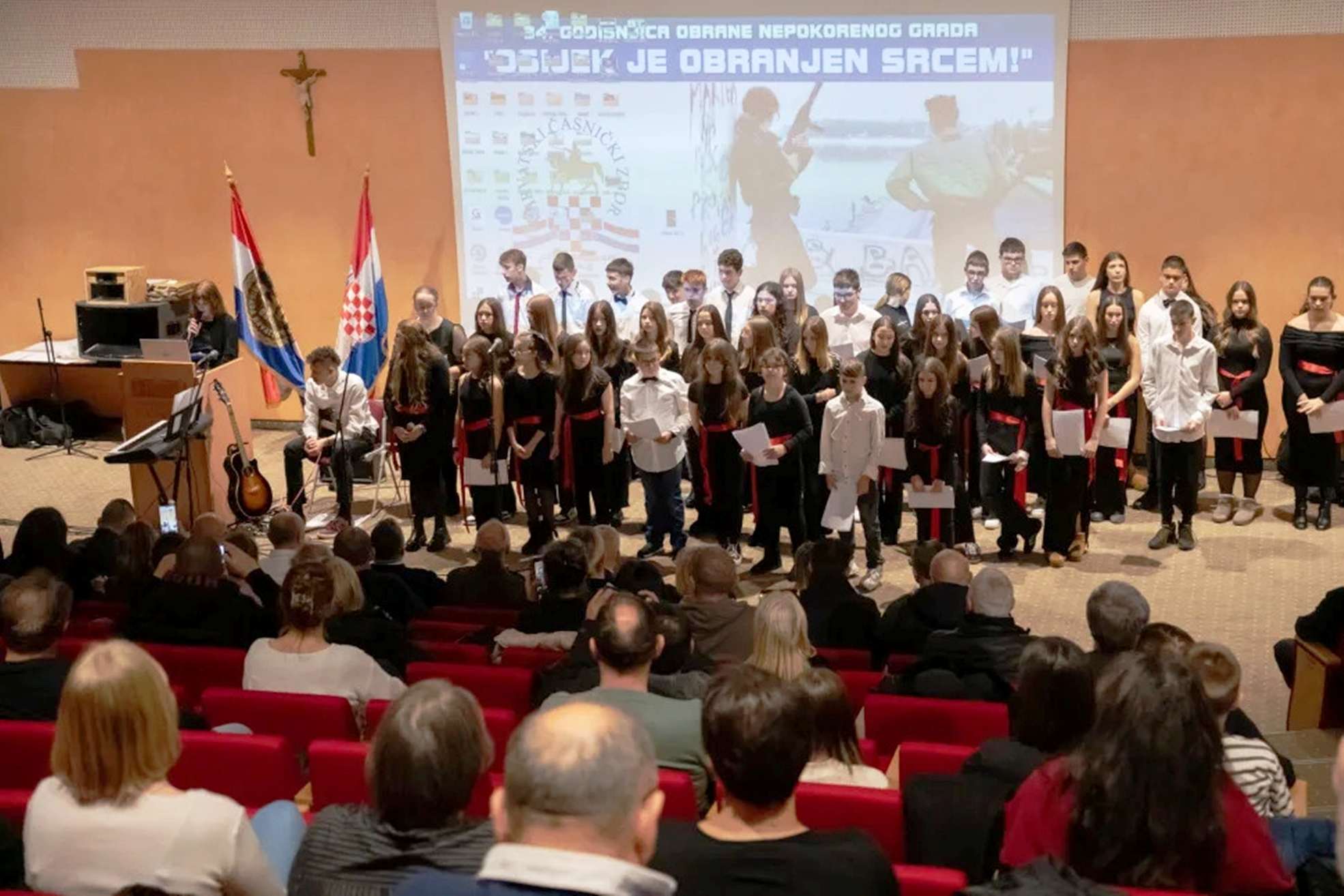 "OSIJEK JE OBRANJEN SRCEM": Veličanstvena domoljubna svečanost za očuvanja sjećanja na najteže dane obrane Osijeka "OSIJEK JE OBRANJEN SRCEM": Veličanstvena domoljubna svečanost za očuvanja sjećanja na najteže dane obrane Osijeka