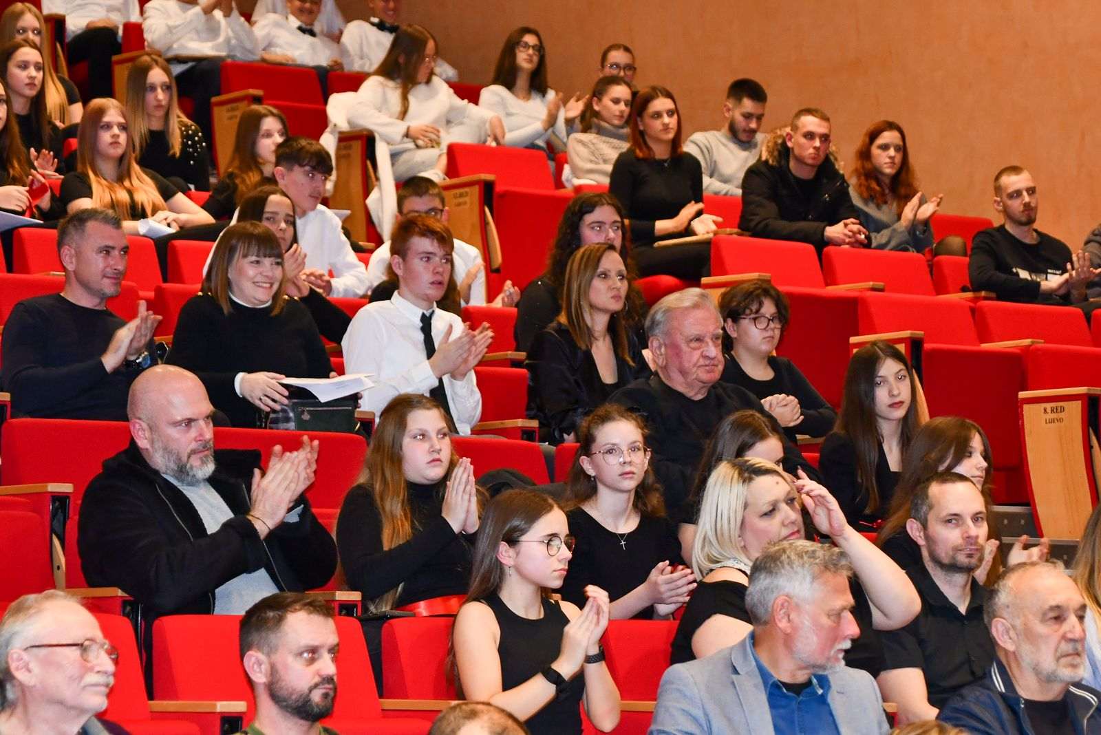 "OSIJEK JE OBRANJEN SRCEM": Veličanstvena domoljubna svečanost za očuvanja sjećanja na najteže dane obrane Osijeka "OSIJEK JE OBRANJEN SRCEM": Veličanstvena domoljubna svečanost za očuvanja sjećanja na najteže dane obrane Osijeka
