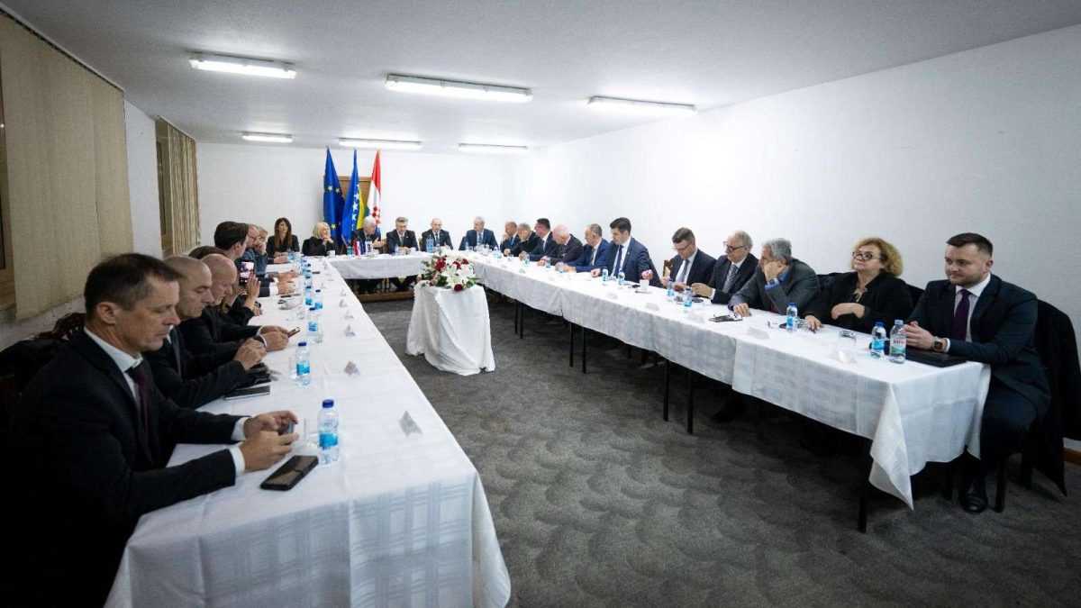 PROBLEM PREGLASAVANJA HRVATA: Plenković se nada da će se uskoro izmijeniti Izborni zakon u BiH PROBLEM PREGLASAVANJA HRVATA: Plenković se nada da će se uskoro izmijeniti Izborni zakon u BiH