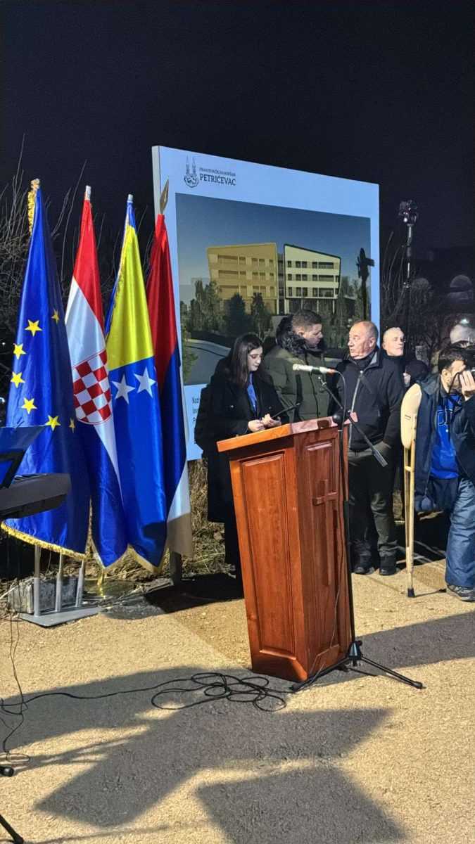 HRVATSKA NASTAVLJA PRUŽATI POTPORU: Svečano položen kamen temeljac za Studentsko-kulturni pastoralni centar u Banja Luci Svečanost polaganja kamena temeljca za Studentsko-kulturni pastoralni centar u Petrićevcu/ Foto: Fenix (K.K.)