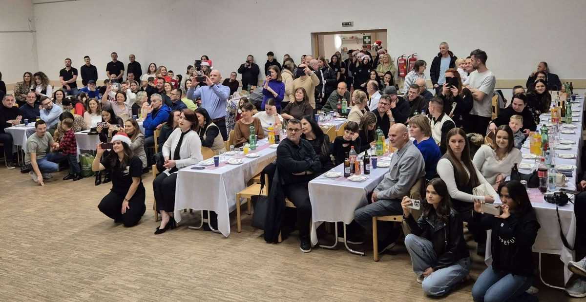 PONOS HRVATSKOG ISELJENIŠTVA I DOMOVINE: KUD Tkanica u Linzu ugostio folkloraše iz Mainza, Pleternice, Svilaja... Božićni domjenak KUD Tkanica u Linzu / Foto: Fenix (MD)