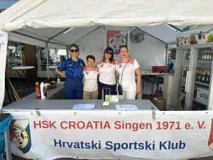 Članice HSK Croatia Singen na Božićnom sajmu u Rielasingenu / Foto: Fenix (va Ravlić)