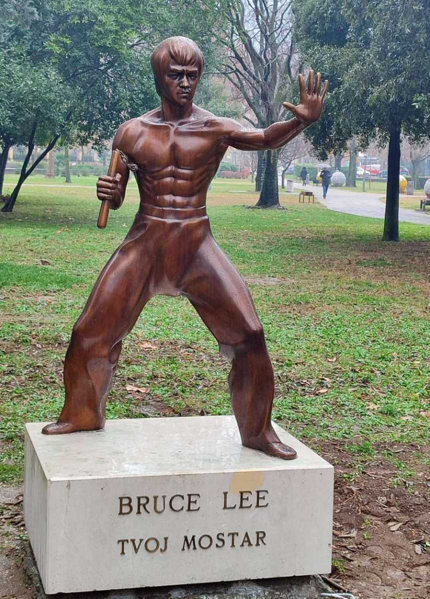 KIP PONOVNO NA SVOM MJESTU: Bruce Lee se vratio i ponovno 'štiti' Mostar kip Brucea Leeja