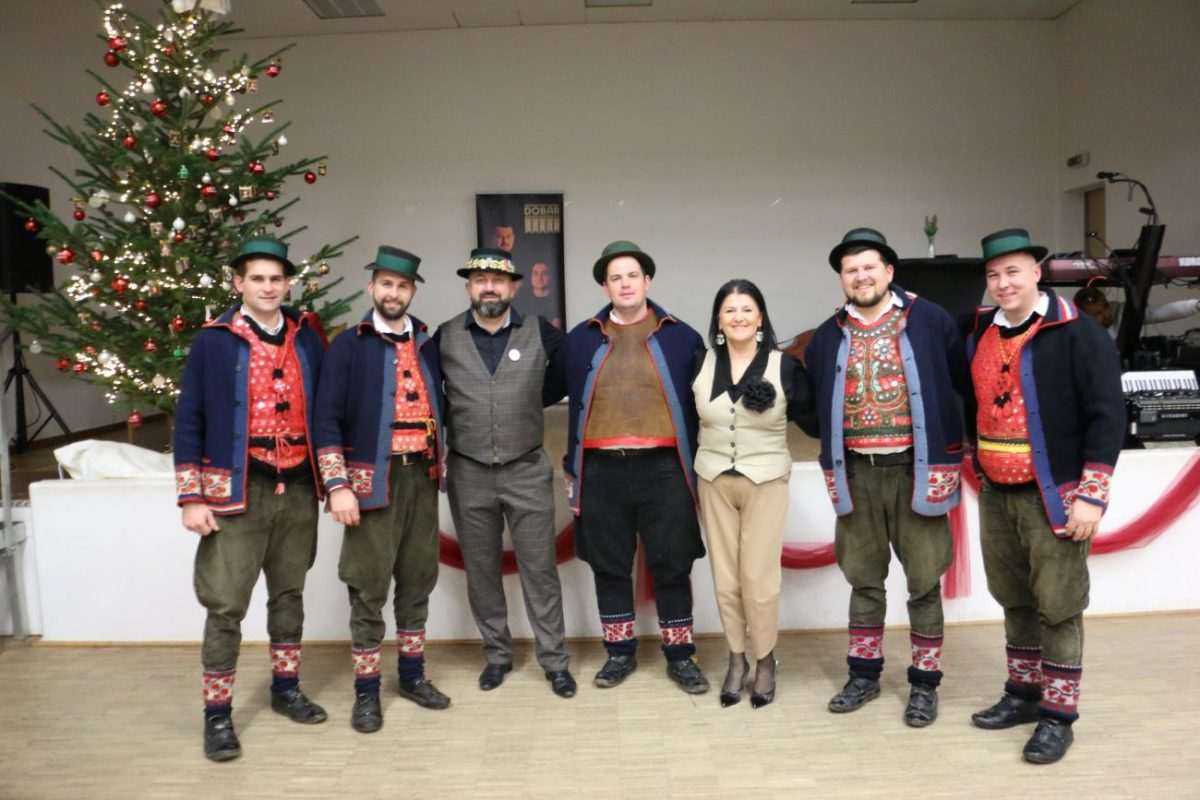 PONOS HRVATSKOG ISELJENIŠTVA I DOMOVINE: KUD Tkanica u Linzu ugostio folkloraše iz Mainza, Pleternice, Svilaja... Divandžije s Žarkom i Silvijom Banović / Foto: Fenix (MD)