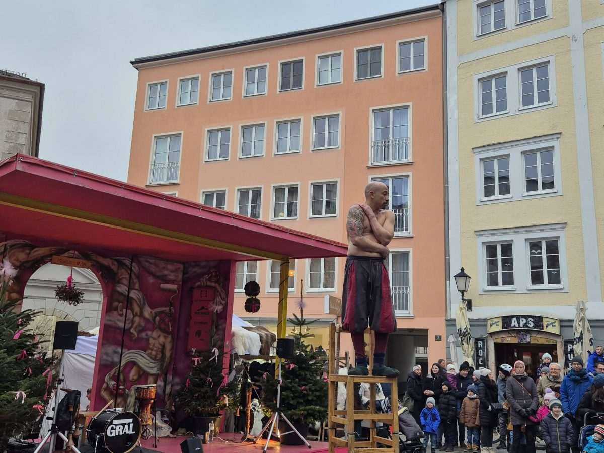 LINZ U BOŽIĆNO VRIJEME: Želje ljudi u Marijinoj katedrali, Linzertorte i Hrvati Igrokaz na ulicama Linza / Foto: Fenix (MD)
