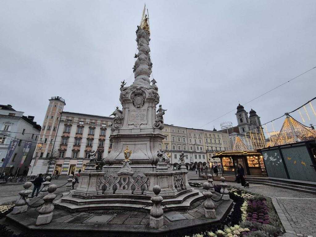 LINZ U BOŽIĆNO VRIJEME: Želje ljudi u Marijinoj katedrali, Linzertorte i Hrvati Stup Presvetog Trojstva / Foto: Fenix (MD)