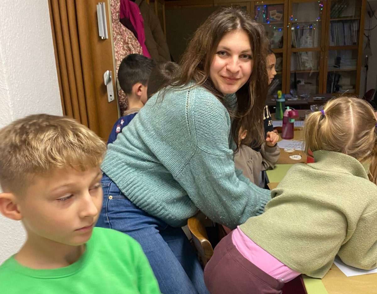GLAGOLJICA NA BOŽIĆNOJ JELKI: Učenici hrvatske nastave u Mainzu izrađivali božićne ukrase, pomogao im vrsni poznavatelj glagoljice Tomislav Parlov-Tone Radionicu je vodila Martina Parlov / Foto: Fenix (JA)