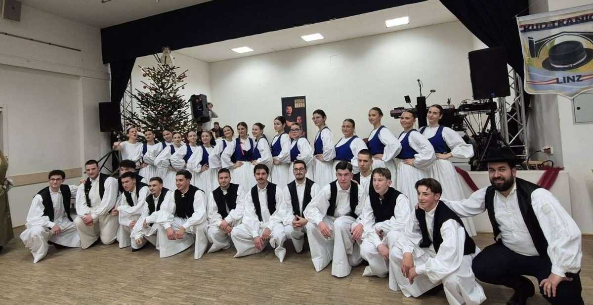 PONOS HRVATSKOG ISELJENIŠTVA I DOMOVINE: KUD Tkanica u Linzu ugostio folkloraše iz Mainza, Pleternice, Svilaja... Folkloraši Fra Filip Grabovac HKZ Mainz / Foto: Fenix (MD)