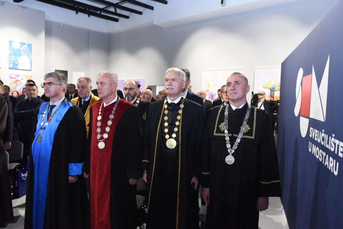SVEUČILIŠTE U MOSTARU OBILJEŽILO 48 GODINA: Naglašena važnost studenata, znanosti i suradnje institucija Svečana sjednica Sveučilišta u Mostaru / Foto: HNS BiH