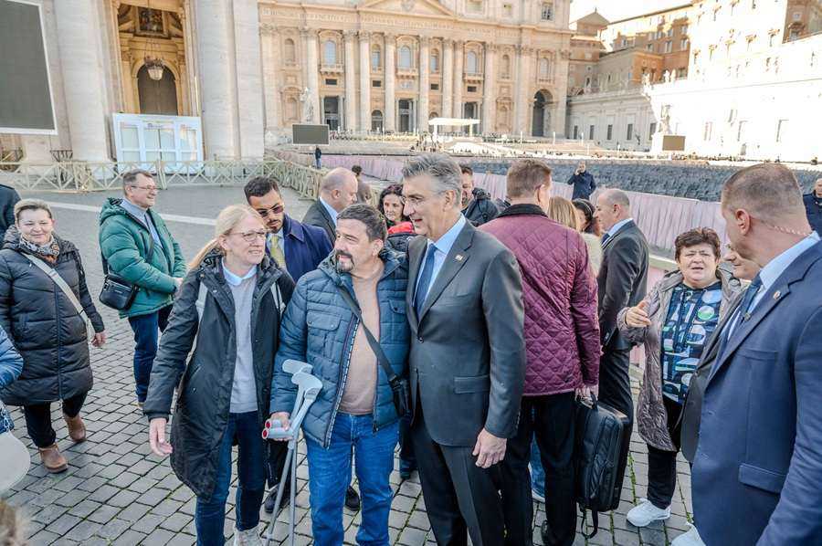 NEVJEROJATAN USPON: Ljupko Krajina, invalid iz BiH, osvojio vrh Kupole sv. Petra NEVJEROJATAN USPON: Ljupko Krajina, invalid iz BiH, osvojio vrh Kupole sv. Petra
