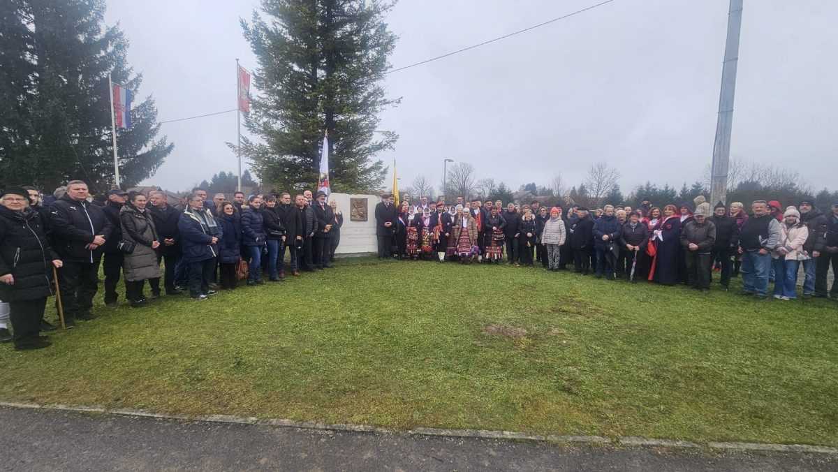 OŠTARIJE: Otkriven spomenik kralju Tomislavu u čast 1100. obljetnice Hrvatskoga Kraljevstva OŠTARIJE: Otkriven spomenik kralju Tomislavu u čast 1100. obljetnice Hrvatskoga Kraljevstva