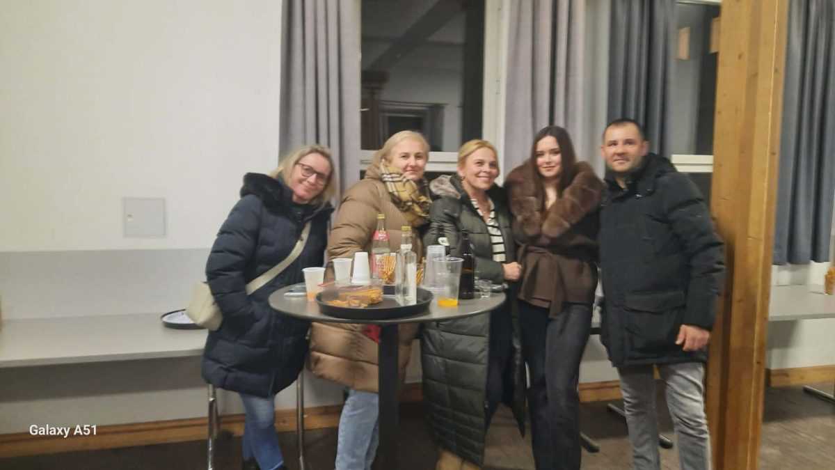 FILM „DIVA“ ODUŠEVIO PUBLIKU U AUGSBURGU: Skupina iz kraja Dive Grabovčeve pojavila se u tradicionalnim narodnim nošnjama FILM „DIVA“ ODUŠEVIO PUBLIKU U AUGSBURGU: Skupina iz kraja Dive Grabovčeve pojavila se u tradicionalnim narodnim nošnjama