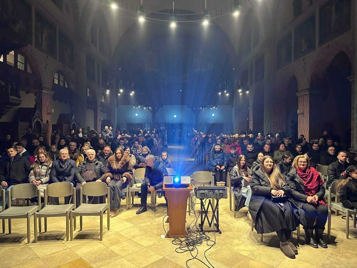 FILM „DIVA“ ODUŠEVIO PUBLIKU U AUGSBURGU: Skupina iz kraja Dive Grabovčeve pojavila se u tradicionalnim narodnim nošnjama FILM „DIVA“ ODUŠEVIO PUBLIKU U AUGSBURGU: Skupina iz kraja Dive Grabovčeve pojavila se u tradicionalnim narodnim nošnjama