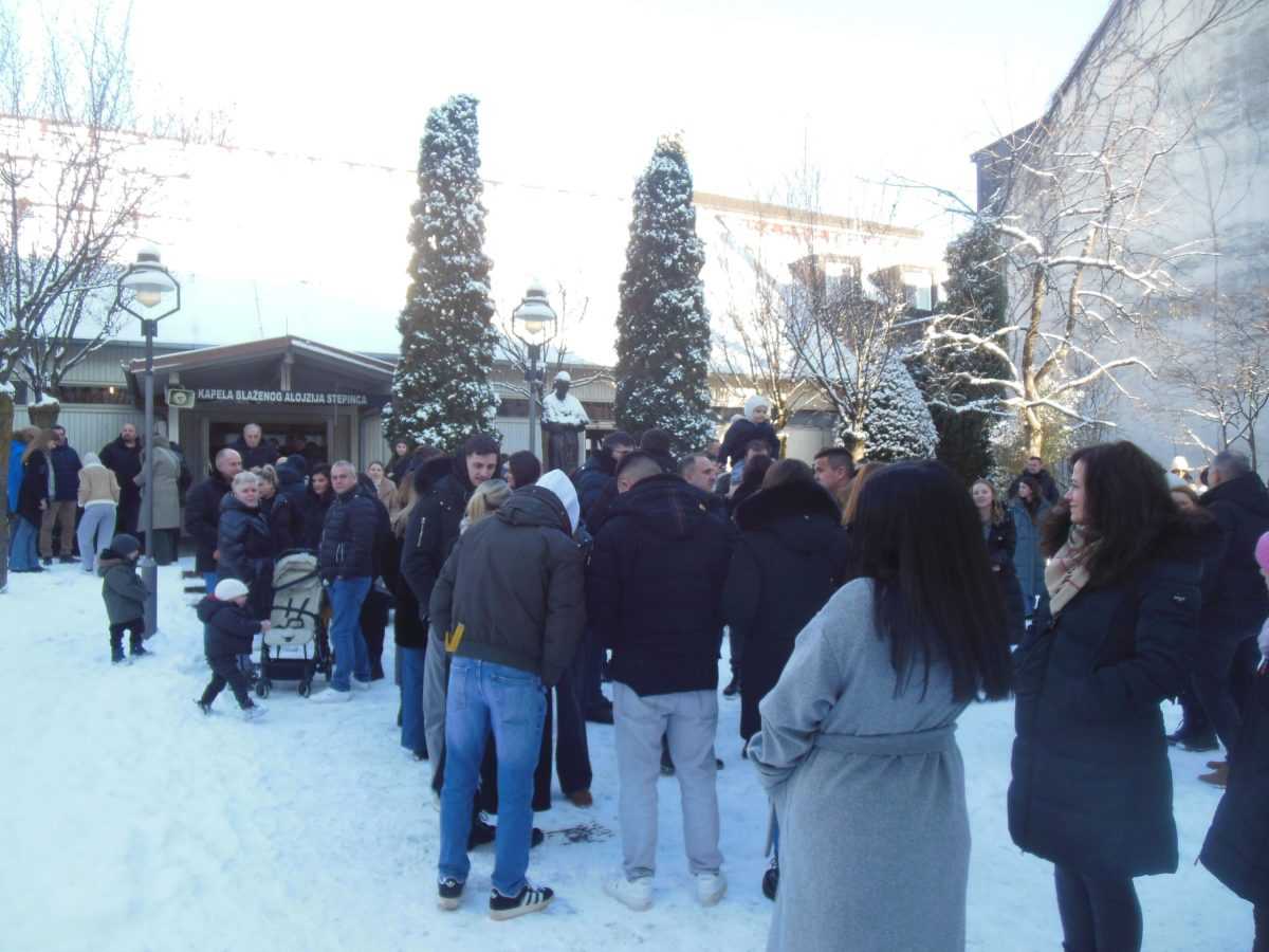 DJECA SU POSEBNO BILA RADOSNA: Hrvati u Münchenu proslavili Krštenje Gospodinovo Hrvati u Münchenu proslavili Krštenje Gospodinovo uz radost djece i zajedništvo / Foto: Fenix (Fra Jozo Župić)