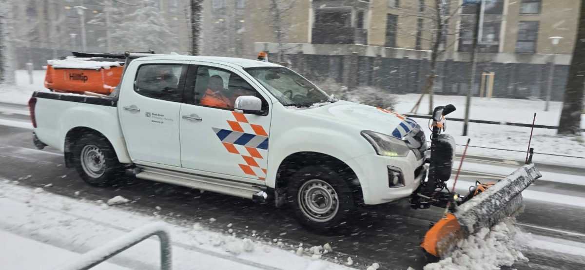 ZÜRICH ZATRPAN SNIJEGOM: Obustavljen autobusni promet i otkazani letovi Radnici čiste ulice Züricha/ Foto: Fenix (Daniela Škegro)