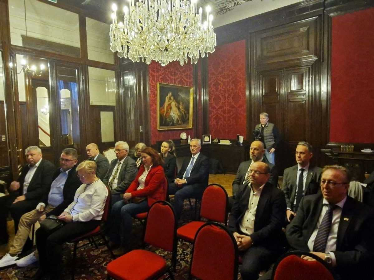 ZOVKO U BEČU: Trebamo pomoći Hrvatima koji su ostali u BiH na svojim ognjištima i bore se za opstanak ZOVKO U BEČU: Trebamo pomoći Hrvatima koji su ostali u BiH na svojim ognjištima i bore se za opstanak