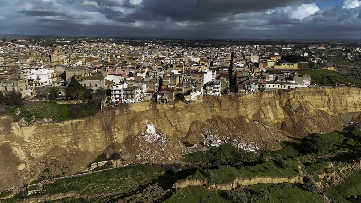 GORKA SUDBINA: Zbog klizište u Niscemi na Siciliji stanovnici napuštaju svoje domove GORKA SUDBINA: Zbog klizište u Niscemi na Siciliji stanovnici napuštaju svoje domove