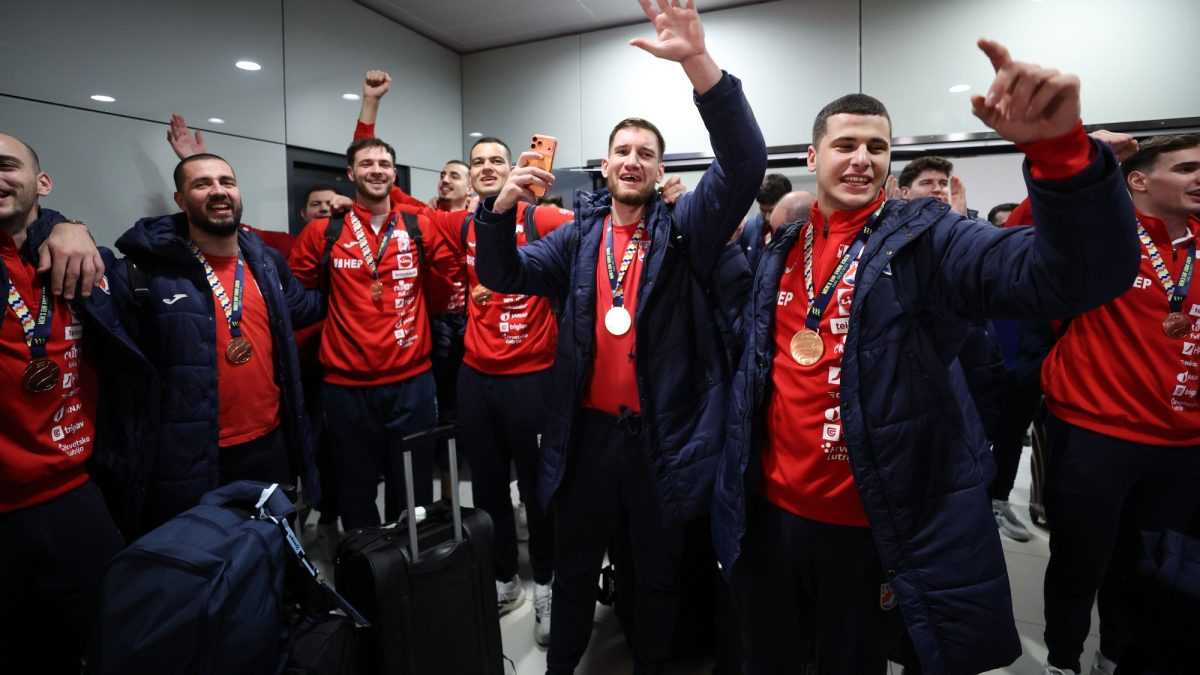 RUKOMETAŠI SE VRATILI U HRVATSKU: Oko 3 ujutro igrači su dočekani ovacijama uz pjesmu "Ako ne znaš šta je bilo".