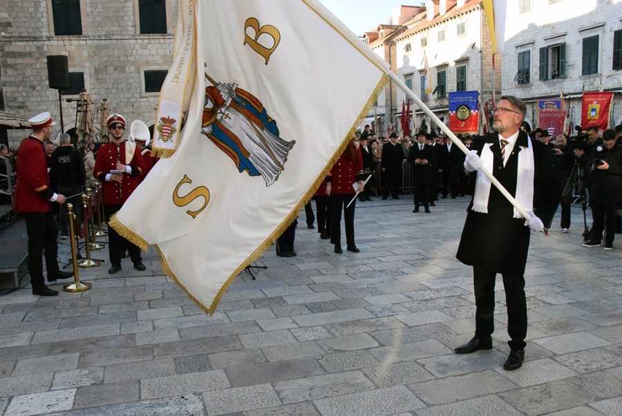 BIJELA GOLUBICA NAD GRADOM: Tradicionalnim obredima započela Festa sv. Vlaha u Dubrovniku BIJELA GOLUBICA NAD GRADOM: Tradicionalnim obredima započela Festa sv. Vlaha u Dubrovniku