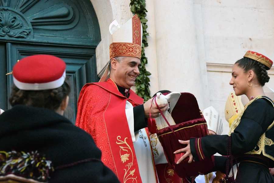 BIJELA GOLUBICA NAD GRADOM: Tradicionalnim obredima započela Festa sv. Vlaha u Dubrovniku BIJELA GOLUBICA NAD GRADOM: Tradicionalnim obredima započela Festa sv. Vlaha u Dubrovniku