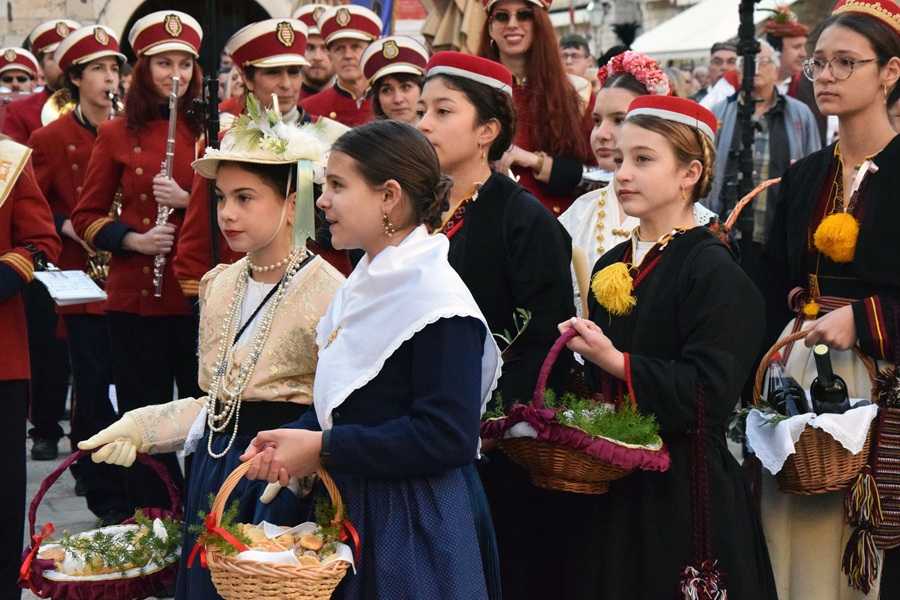 BIJELA GOLUBICA NAD GRADOM: Tradicionalnim obredima započela Festa sv. Vlaha u Dubrovniku BIJELA GOLUBICA NAD GRADOM: Tradicionalnim obredima započela Festa sv. Vlaha u Dubrovniku