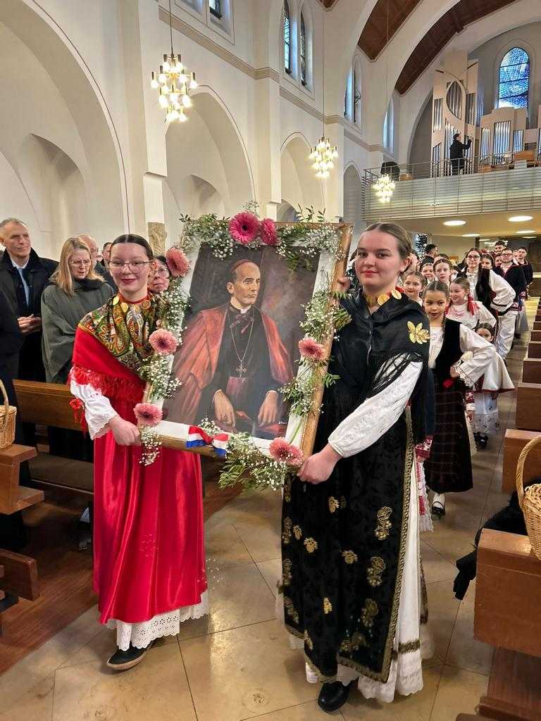 (FOTO) Svečano proslavljen patron župe HKŽ Blaženog Alojzija Stepinca u Schwenningenu (FOTO) Svečano proslavljen patron župe HKŽ Blaženog Alojzija Stepinca u Schwenningenu