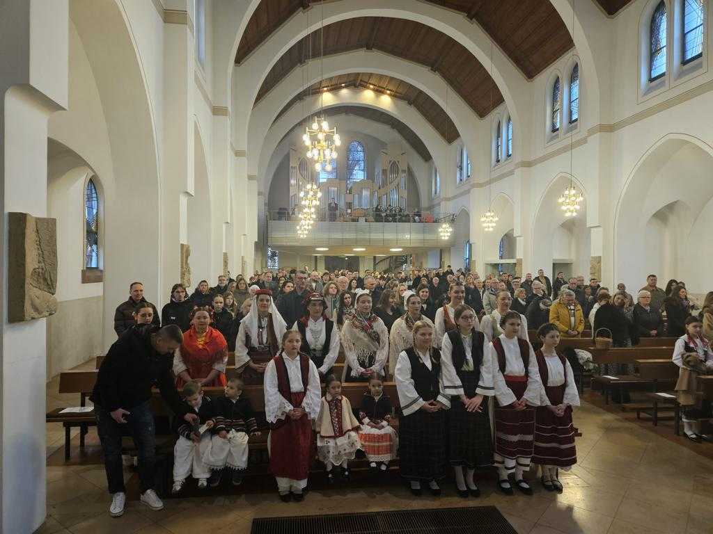 (FOTO) Svečano proslavljen patron župe HKŽ Blaženog Alojzija Stepinca u Schwenningenu (FOTO) Svečano proslavljen patron župe HKŽ Blaženog Alojzija Stepinca u Schwenningenu