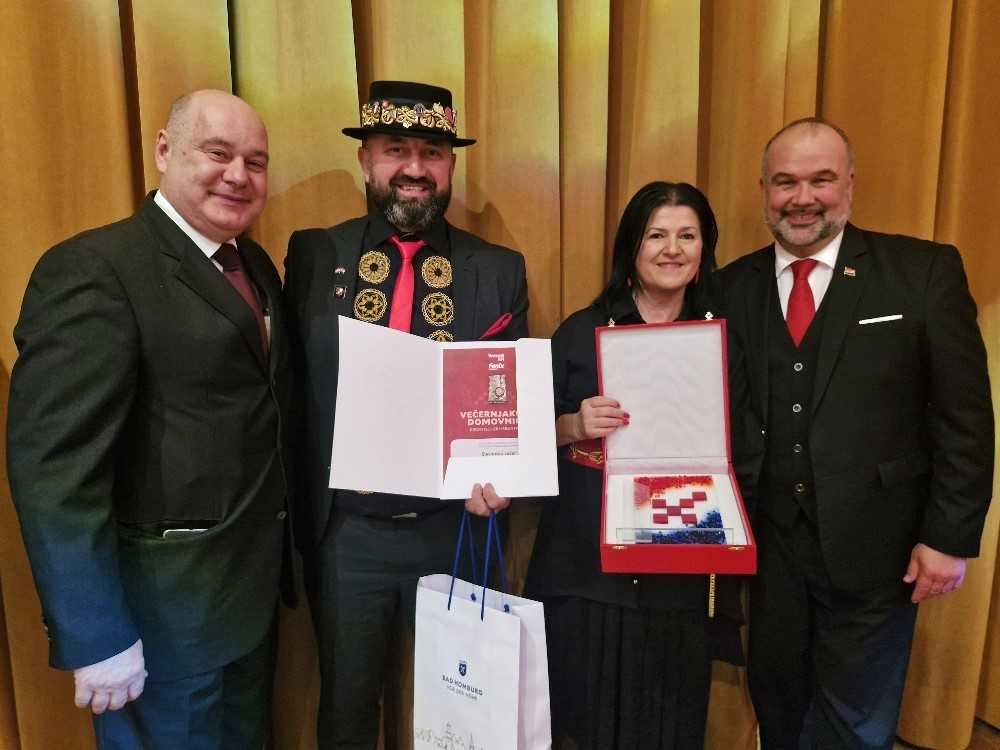 “DOGAĐAJ GODINE” U HRVATSKOM ISELJENIŠTVU: Slavonska večer u Linzu nagrađena Večernjakovom domovnicom. Banović: “Ovo nam je veliko priznanje, hvala svima!” “DOGAĐAJ GODINE” U HRVATSKOM ISELJENIŠTVU: Slavonska večer u Linzu nagrađena Večernjakovom domovnicom. Banović: “Ovo nam je veliko priznanje, hvala svima!”