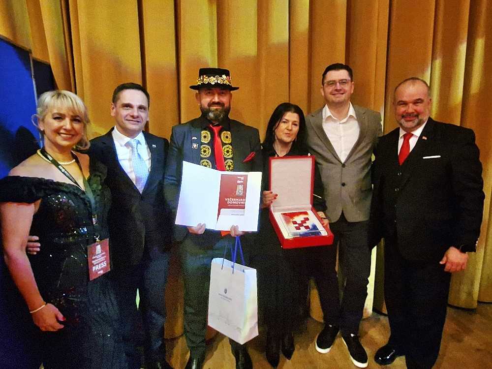 “DOGAĐAJ GODINE” U HRVATSKOM ISELJENIŠTVU: Slavonska večer u Linzu nagrađena Večernjakovom domovnicom. Banović: “Ovo nam je veliko priznanje, hvala svima!” “DOGAĐAJ GODINE” U HRVATSKOM ISELJENIŠTVU: Slavonska večer u Linzu nagrađena Večernjakovom domovnicom. Banović: “Ovo nam je veliko priznanje, hvala svima!”