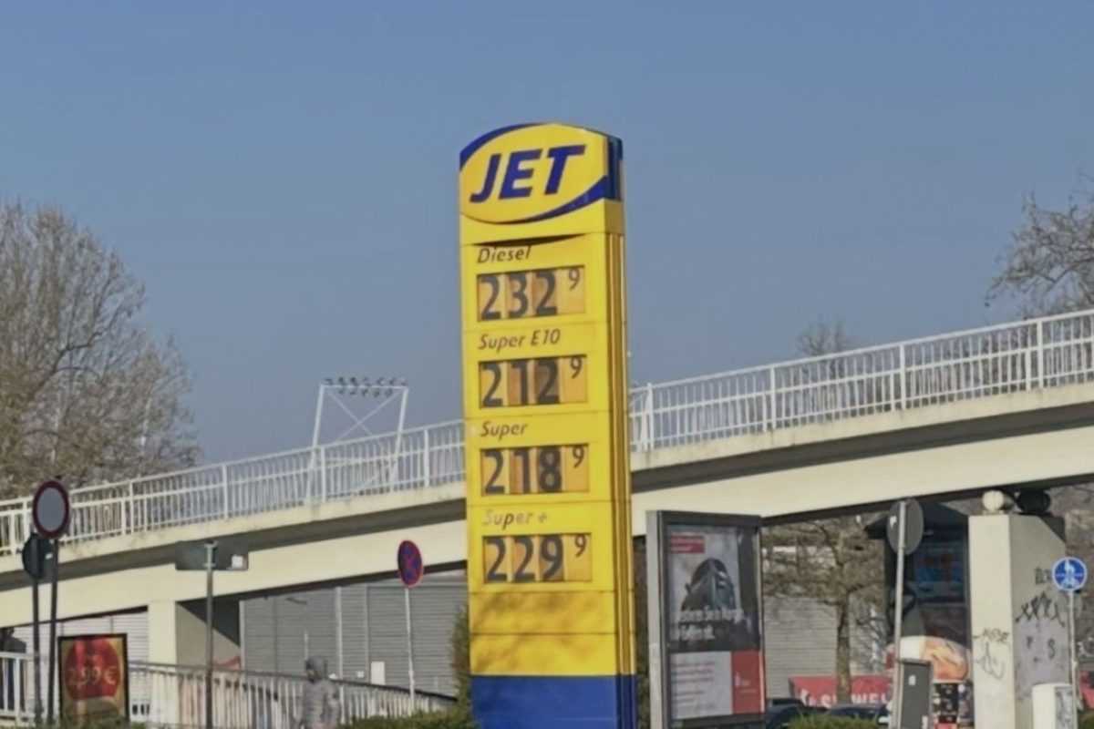 VRTOGLAVI RAST: Cijena dizela skočila za 12 centi i približava se rekordnoj visini VRTOGLAVI RAST: Cijena dizela skočila za 12 centi i približava se rekordnoj visini