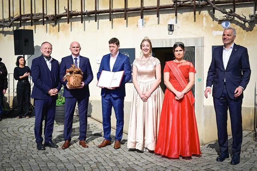 OD BEČKOG DVORA DO GUINNESSOVOG REKORDA: Općinski načelnik Branimir Štimec donosi svjetsko blago u revitalizirani dvorac Opeka Izaslanstvo Općine Vinice / Foto: Općina Vinica