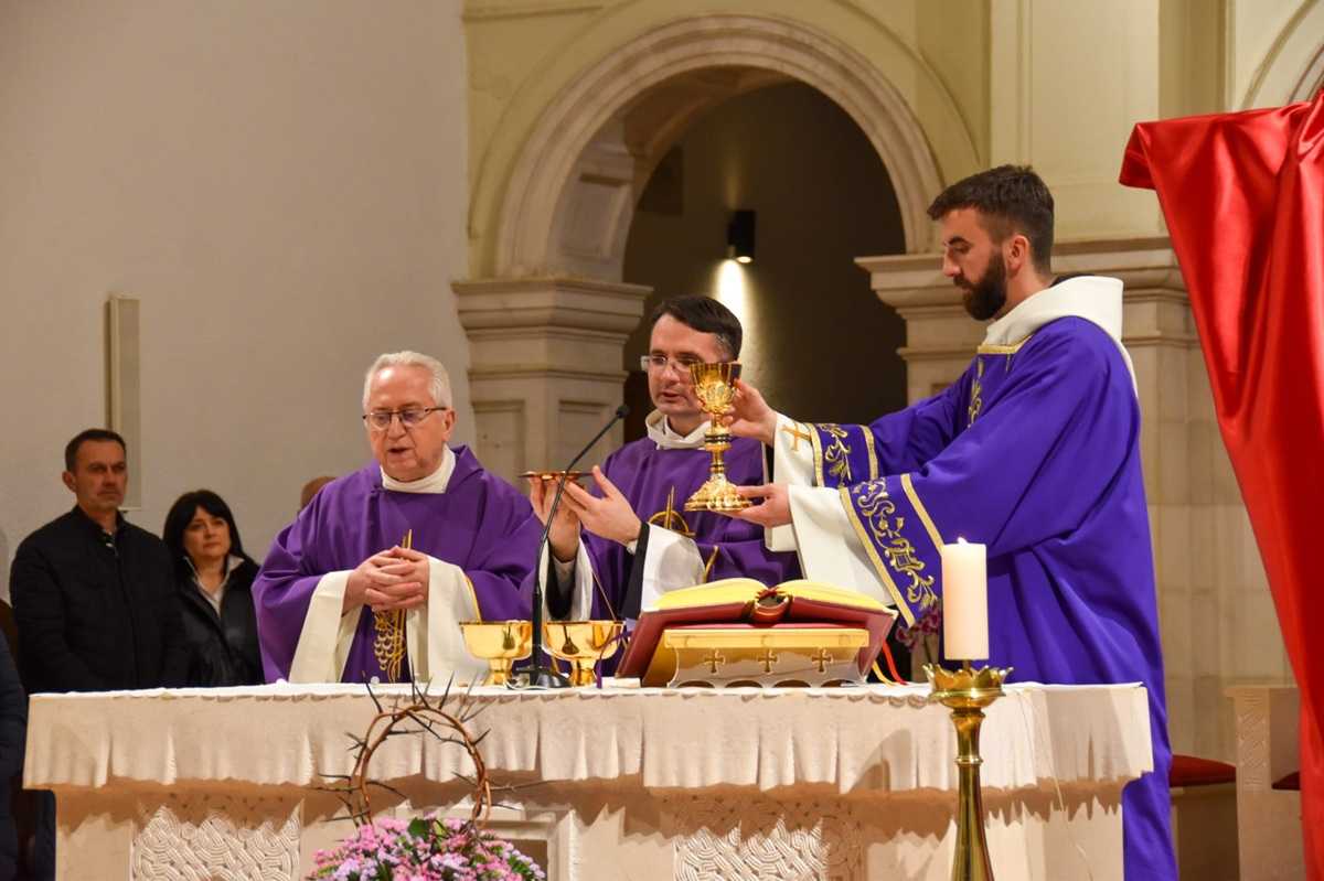„SINE BOŽJI, BUDU FALJEN“: Pasionska baština Imotske krajine odjeknula sinjskom bazilikom „SINE BOŽJI, BUDU FALJEN“: Pasionska baština Imotske krajine odjeknula sinjskom bazilikom