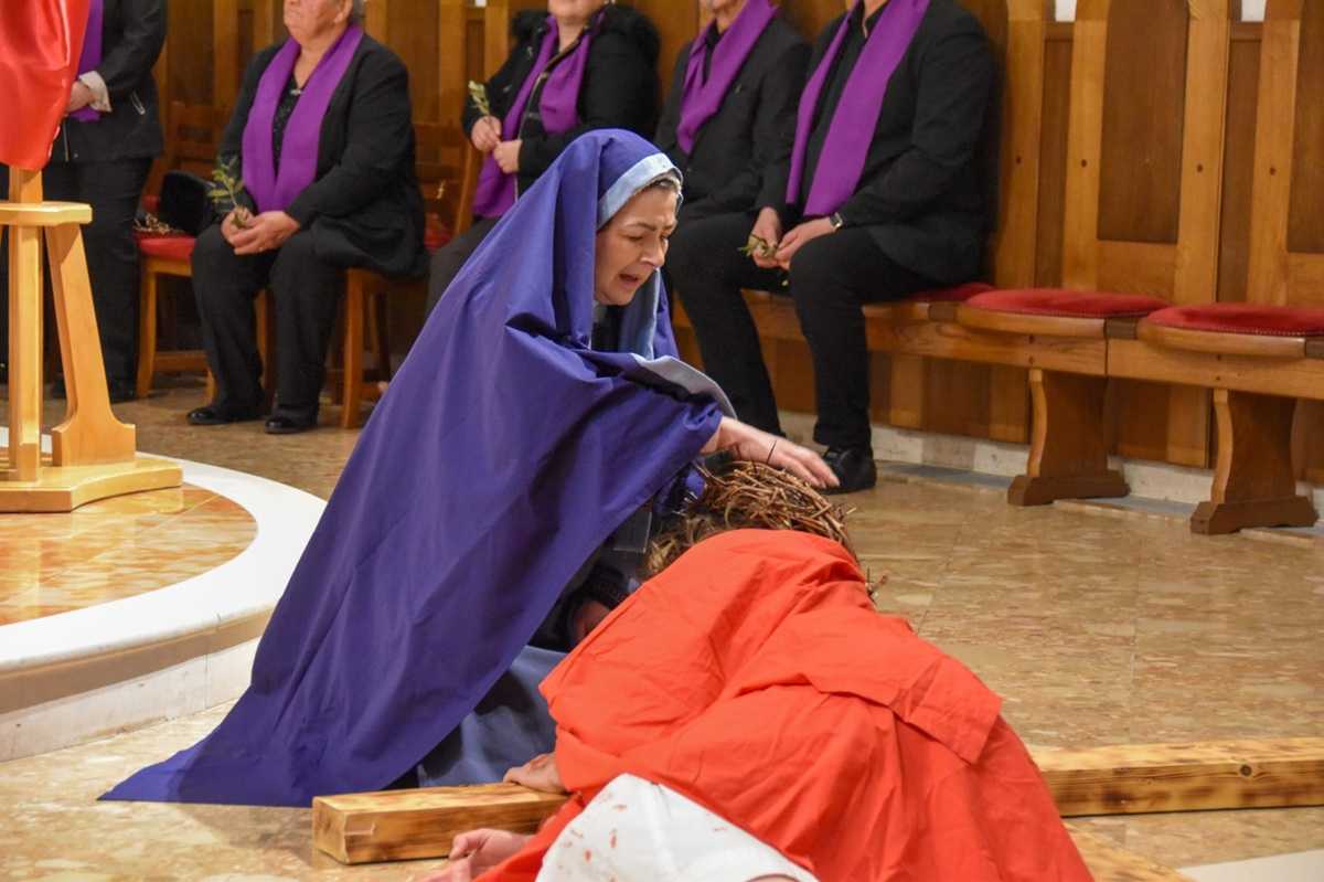 „SINE BOŽJI, BUDU FALJEN“: Pasionska baština Imotske krajine odjeknula sinjskom bazilikom Imoćani predstavili Sinjanima pasionsku baštinu svoga kraja / Foto: Fenix (Fra Marinko Vukman)