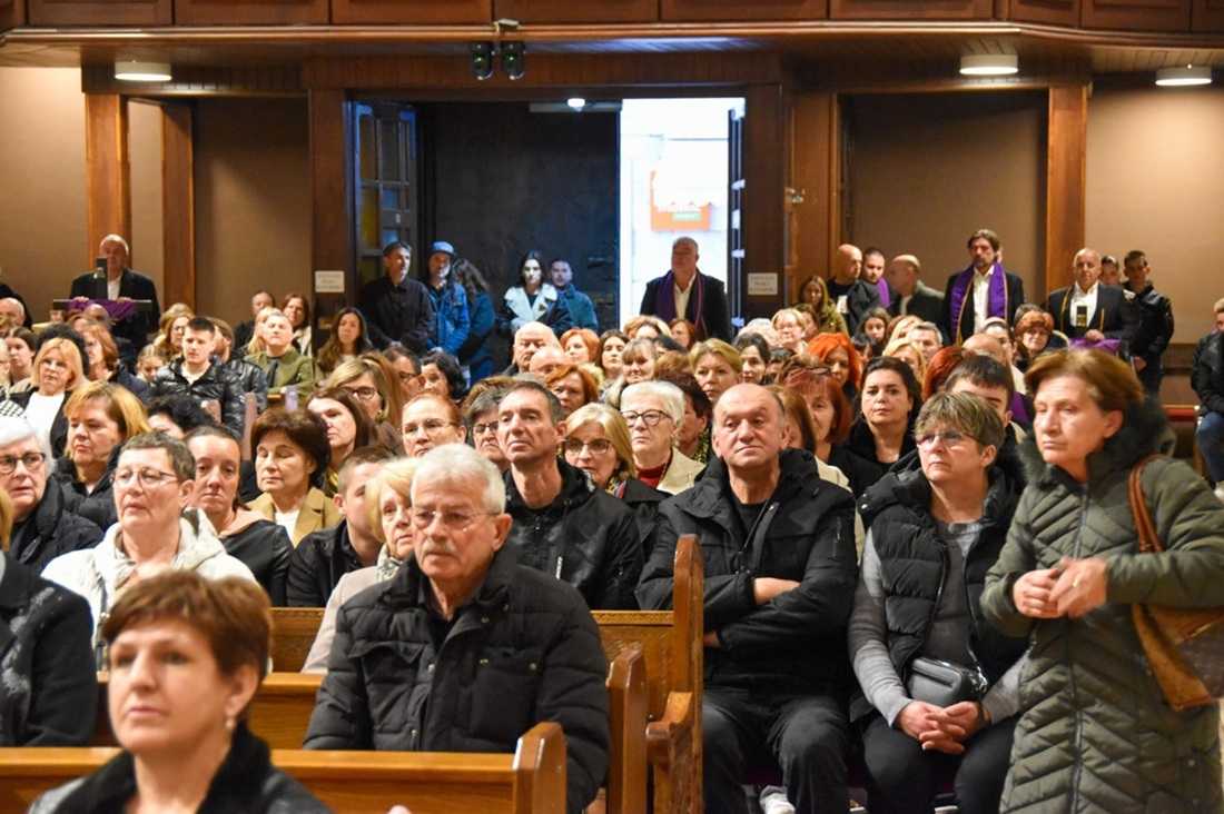 „SINE BOŽJI, BUDU FALJEN“: Pasionska baština Imotske krajine odjeknula sinjskom bazilikom Imoćani predstavili Sinjanima pasionsku baštinu svoga kraja / Foto: Fenix (Fra Marinko Vukman)