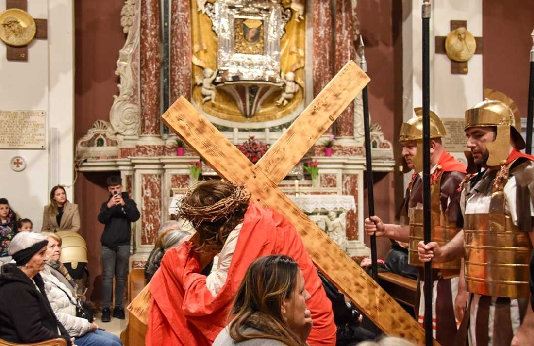 „SINE BOŽJI, BUDU FALJEN“: Pasionska baština Imotske krajine odjeknula sinjskom bazilikom Imoćani predstavili Sinjanima pasionsku baštinu svoga kraja / Foto: Fenix (Fra Marinko Vukman)