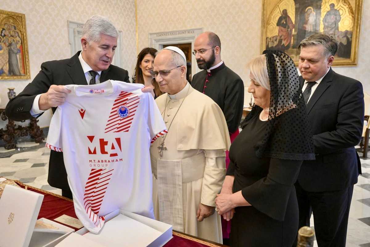 HRVATSKI DUŽNOSNICI IZ BIH SA SVETIM OCEM: Ohrabruje spoznaja da se pogledi Vatikana na budućnost BiH podudaraju s ciljevima hrvatskih predstavnika. Papu pozvali u Mostar i BiH HRVATSKI DUŽNOSNICI IZ BIH SA SVETIM OCEM: Ohrabruje spoznaja da se pogledi Vatikana na budućnost BiH podudaraju s ciljevima hrvatskih predstavnika. Papu pozvali u Mostar i BiH