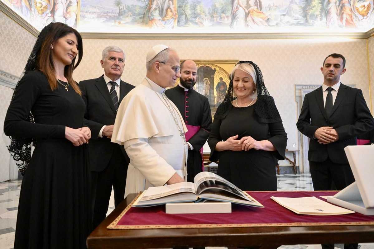 HRVATSKI DUŽNOSNICI IZ BIH SA SVETIM OCEM: Ohrabruje spoznaja da se pogledi Vatikana na budućnost BiH podudaraju s ciljevima hrvatskih predstavnika. Papu pozvali u Mostar i BiH Hrvatski dužnosnici iz BiH na audijenciji kod pape Lava XIV. / Foto: HDZ BiH