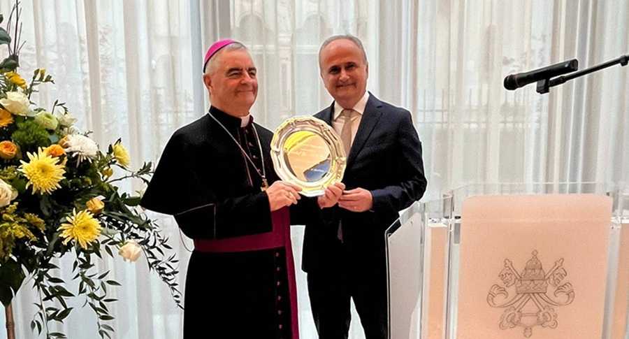 OSLONAC HRVATA U TUĐINI: Emotivan oproštaj od nadbiskupa Nikole Eterovića Mons. Nikola Eterović i Gordan Bakota /Foto: VRH Berlin