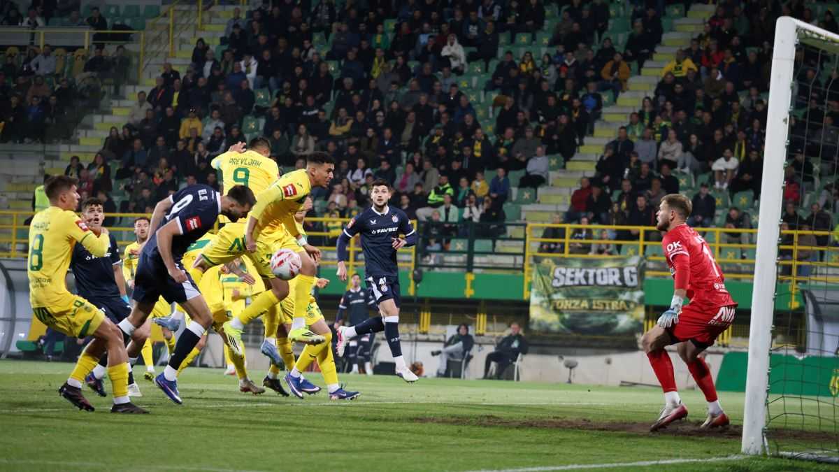 MODRI SLAVILI U PULI: Dinamo na korak do potvrde novog naslova prvaka MODRI SLAVILI U PULI: Dinamo na korak do potvrde novog naslova prvaka