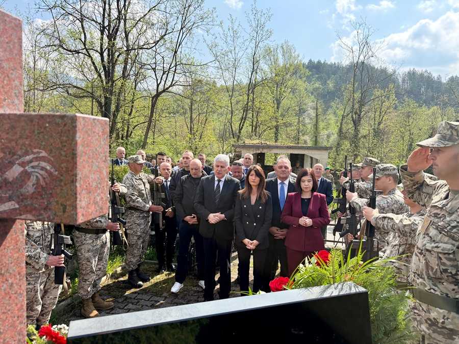 TRUSINA KAO TRAJNA OPOMENA: Položeni vijenci za mučki ubijene Hrvate konjičkog kraja Obljetnica ratnog zločina nad Hrvatima u selu Trusina / Foto: HNS BiH