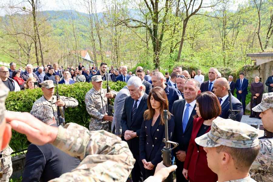 TRUSINA KAO TRAJNA OPOMENA: Položeni vijenci za mučki ubijene Hrvate konjičkog kraja Obljetnica ratnog zločina nad Hrvatima u selu Trusina / Foto: HNS BiH