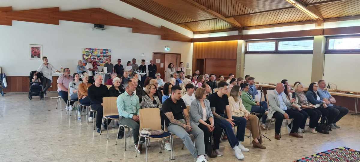 POTEKLE SU I SUZE: Gordana Kopačević u Bruchsalu izazvala emocije knjigom „Zašto je Marina plakala?” Promocija u Bruchsalu / Foto: Fenix (GK)