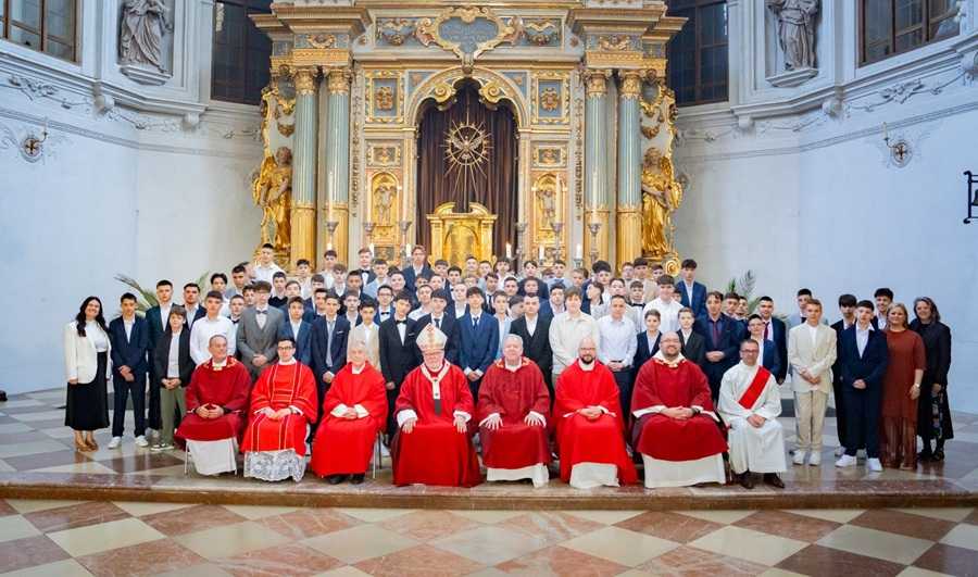 CRKVA ST. MICHAEL U ZNAKU HRVATSKE MLADOSTI: U Hrvatskoj katoličkoj župi München 189 mladih Hrvata primilo sakrament sv. Potvrde U Hrvatskoj katoličkoj župi München 189 mladih Hrvata primilo sakrament sv. Potvrde / Foto: Fenix (Matija Bišćan)