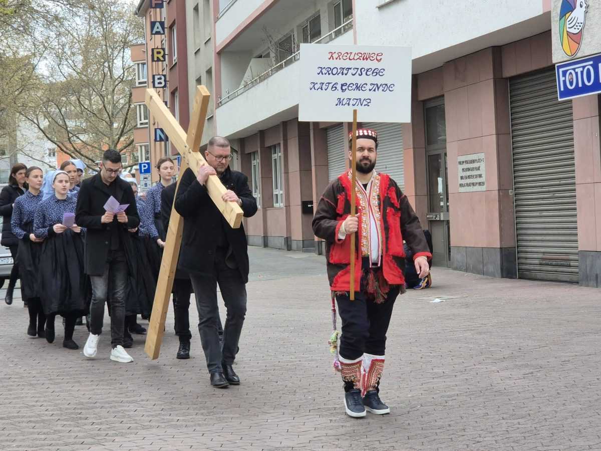 VELIKI PETAK U MAINZU: Hrvati u procesiji kroz grad i dirljiva izvedba Anne-Marije Galić VELIKI PETAK U MAINZU: Hrvati u procesiji kroz grad i dirljiva izvedba Anne-Marije Galić