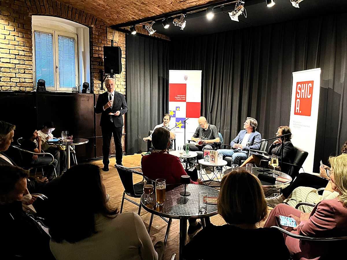 EUNIC-OVA KNJIŽEVNA VEČER HRVATSKE I SLOVENIJE: Marko Gregur svojim romanom “Dolinar”, a Esad Babačić esejom o lijenosti fascinirali Bečane Opunomoćeni ministar Špoljarić pozdravlja publiku/ Foto: Veleposlanstvo RH Beč