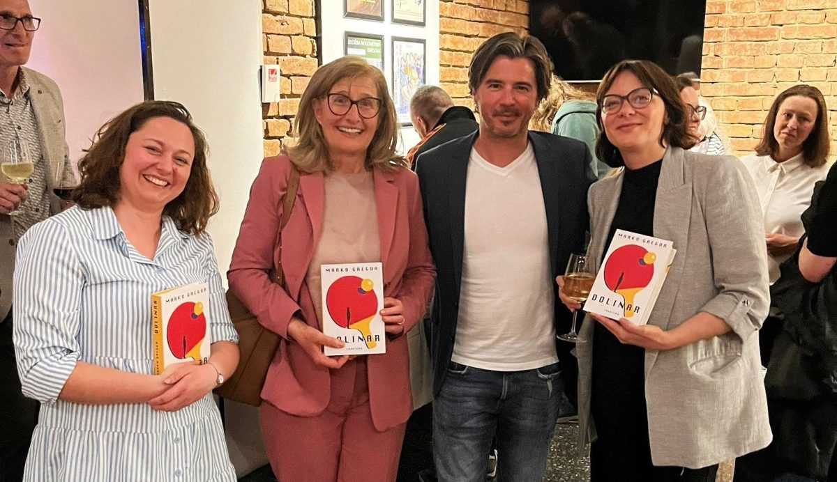 EUNIC-OVA KNJIŽEVNA VEČER HRVATSKE I SLOVENIJE: Marko Gregur svojim romanom “Dolinar”, a Esad Babačić esejom o lijenosti fascinirali Bečane Književnik M. Gregur s domaćinima / Foto: Veleposlanstvo RH Beč