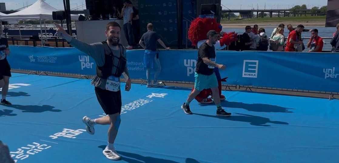 VIŠE OD 23.000 TRKAČA I 300.000 GLEDATELJA: Mladi Hrvat Petar Bosnić u Düsseldorfu istrčao maraton dug 42,195 km Petar Bosnić / Foto: Fenix (ZB)