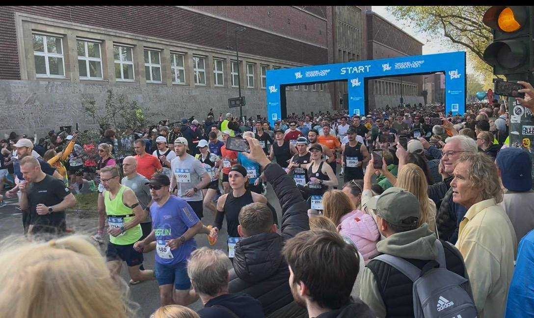 VIŠE OD 23.000 TRKAČA I 300.000 GLEDATELJA: Mladi Hrvat Petar Bosnić u Düsseldorfu istrčao maraton dug 42,195 km Maraton u Düsseldorfu / Foto: Fenix (ZB)
